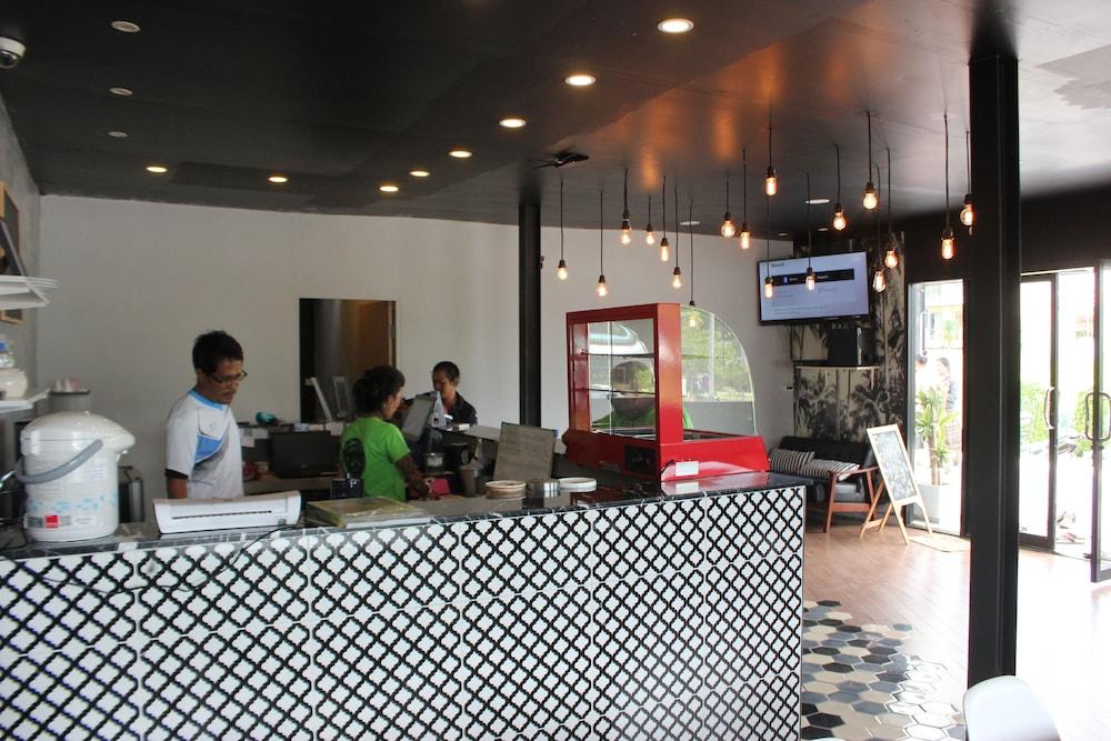 1715 House - White Rhino Hotel Rawai Bagian luar foto